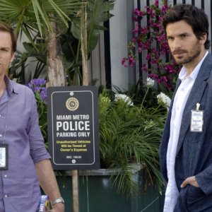 Dexter: Michael C. Hall e Santiago Cabrera nell'episodio Do the Wrong Thing