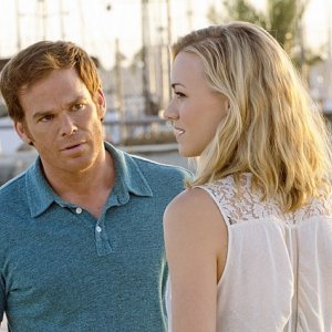 Dexter: Michael C. Hall ed Yvonne Strahovski in una scena dell'episodio Argentina