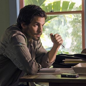 Dexter: Santiago Cabrera in una scena dell'episodio Chemistry