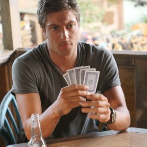 Daniel Lissing in una scena dell'episodio Traditori della prima stagione della serie Last Resort