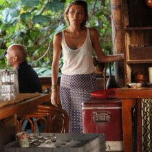 Dichen Lachman in una scena dell'episodio Traditori della prima stagione della serie Last Resort