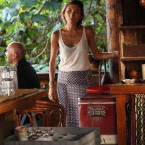 Dichen Lachman in una scena dell'episodio Traditori della prima stagione della serie Last Resort