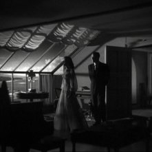 Gail Russell con Ray Milland in una sequenza del film La casa sulla scogliera (1944)