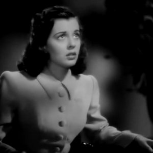 Gail Russell in una scena del film La casa sulla scogliera (1944)