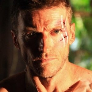 Gideon Emery in una scena dell'episodio Nuke It Out della prima stagione della serie Last Resort