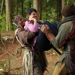 Ginnifer Goodwin in una scena d'azione dell'episodio Into the Deep della serie C'era una volta