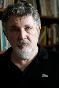 Il regista Walter Hill in un'immagine promozionale