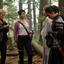 Jamie Chung, Ginnifer Goodwin con Jennifer Morrison in una scena dell'episodio Into the Deep della serie C'era una volta