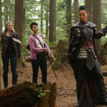 Jamie Chung, Ginnifer Goodwin e Jennifer Morrison in una scena dell'episodio Into the Deep della serie C'era una volta