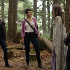 Jamie Chung, Ginnifer Goodwin, Sarah Bolger e Jennifer Morrison in una scena dell'episodio Into the Deep della serie C'era una volta