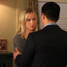 Jay Hernandez con Jessy Schram in una scena dell'episodio Nuke It Out della prima stagione di Last Resort