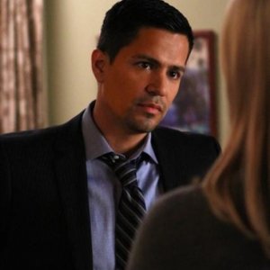 Jay Hernandez in una scena dell'episodio Nuke It Out della prima stagione di Last Resort