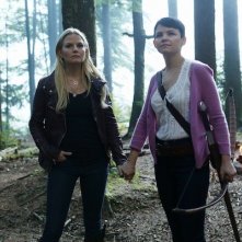 Jennifer Morrison e Ginnifer Goodwin in una scena dell'episodio Into the Deep della serie C'era una volta