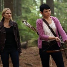 Jennifer Morrison insieme a Ginnifer Goodwin in una scena dell'episodio Into the Deep della serie C'era una volta