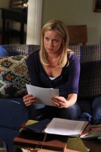 Jessy Schram in una scena dell'episodio Nuke It Out della prima stagione della serie Last Resort