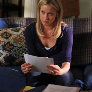 Jessy Schram in una scena dell'episodio Nuke It Out della prima stagione della serie Last Resort