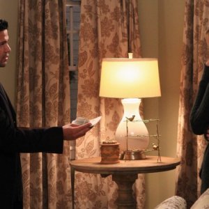 Jessy Shram e Jay Hernandez in una scena dell'episodio Traditori della prima stagione di Last Resort