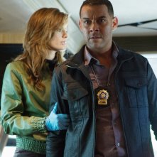 Jon Huertas e Stana Katic in una scena dell'episodio Swan Song della serie Castle - Detective tra le righe