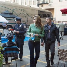 Jon Huertas con Stana Katic in una scena dell'episodio Swan Song della serie Castle - Detective tra le righe