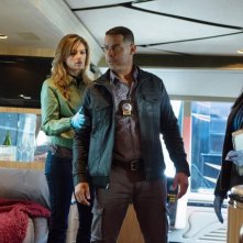 Jon Huertas, Tamala Jones e Stana Katic in una scena dell'episodio Swan Song della quinta stagione della serie Castle - Detective tra le righe