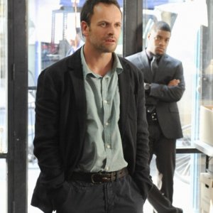 Jon Michael Hill e Jonny Lee Miller in una scena dell'episodio One Way to Get Off della serie TV Elementary