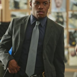 Jon Michael Hill in una scena dell'episodio Flight Risk della prima stagione di Elementary