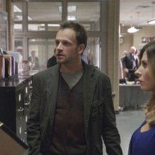 Jonny Lee Miller, Aidan Quinn e Callie Thorne in una scena dell'episodio One Way to Get Off della serie TV Elementary