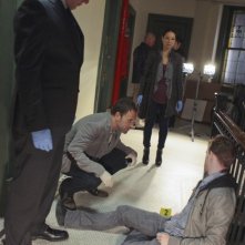 Jonny Lee Miller, Aidan Quinn e Lucy Liu in un momento dell'episodio While You Were Sleeping della serie Elementary