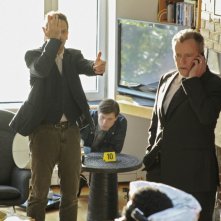 Jonny Lee Miller con Aidan Quinn in una scena dell'episodio One Way to Get Off della serie TV Elementary