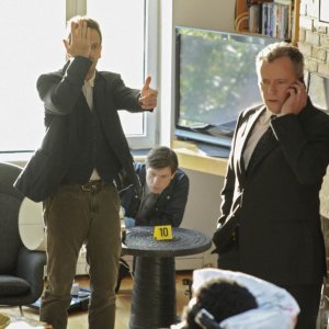 Jonny Lee Miller con Aidan Quinn in una scena dell'episodio One Way to Get Off della serie TV Elementary