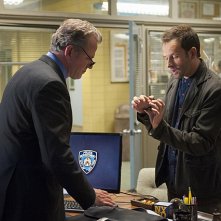 Jonny Lee Miller con Aidan Quinn in una scena dell'episodio The Long Fuse della prima stagione di Elementary