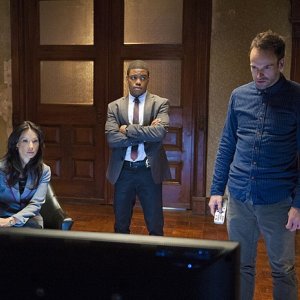 Jonny Lee Miller con Jon Michael Hill e Lucy Liu in una scena dell'episodio The Long Fuse della prima stagione di Elementary