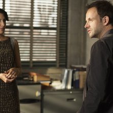 Jonny Lee Miller con Lisa Edelstein in una scena dell'episodio The Long Fuse della prima stagione di Elementary