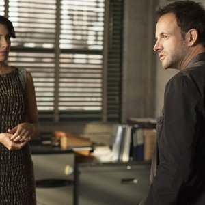 Jonny Lee Miller con Lisa Edelstein in una scena dell'episodio The Long Fuse della prima stagione di Elementary