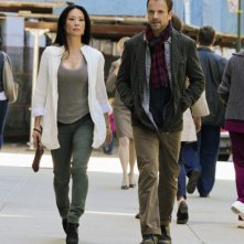 Jonny Lee Miller con Lucy Liu in un momento dell'episodio While You Were Sleeping della serie Elementary