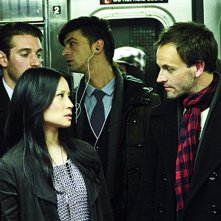 Jonny Lee Miller insieme a Lucy Liu in una scena del pilot della serie Elementary