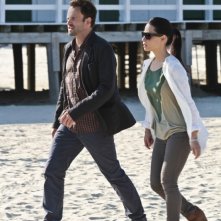 Jonny Lee Miller con Lucy Liu in una scena dell'episodio Flight Risk della prima stagione di Elementary