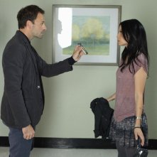 Jonny Lee Miller con Lucy Liu in una scena dell'episodio Lesser Evils della prima stagione di Elementary