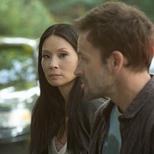 Jonny Lee Miller con Lucy Liu in una scena dell'episodio The Rat Race della serie TV Elementary