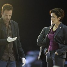 Jonny Lee Miller con Reiko Aylesworth in una scena dell'episodio Flight Risk della prima stagione di Elementary