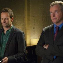 Jonny Lee Miller e Aidan Quinn in una scena dell'episodio The Long Fuse della prima stagione di Elementary