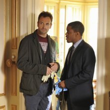 Jonny Lee Miller e Jon Michael Hill in una scena dell'episodio Child Predator della prima stagione di Elementary