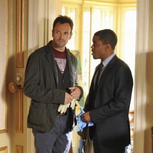 Jonny Lee Miller e Jon Michael Hill in una scena dell'episodio Child Predator della prima stagione di Elementary