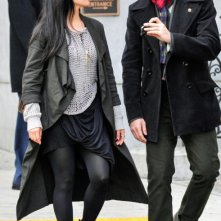 Jonny Lee Miller e Lucy Liu in una scena del pilot della serie Elementary