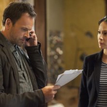 Jonny Lee Miller e Lucy Liu in una scena dell'episodio Lesser Evils della prima stagione di Elementary