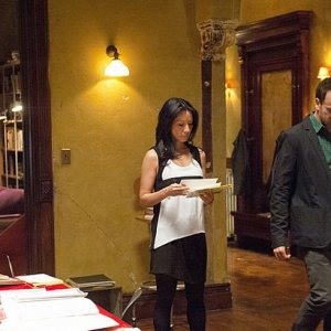 Jonny Lee Miller e Lucy Liu in una scena dell'episodio The Long Fuse della prima stagione di Elementary