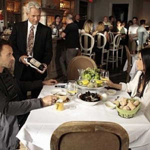 Jonny Lee Miller e Lucy Liu in una scena dell'episodio The Rat Race della serie TV Elementary