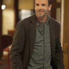 Jonny Lee Miller in una scena dell'episodio Lesser Evils della serie Elementary