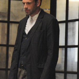Jonny Lee Miller in una scena dell'episodio One Way to Get Off della serie Elementary
