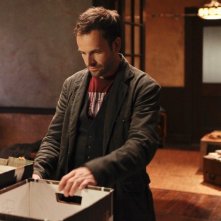 Jonny Lee Miller in un momento dell'episodio Child Predator della prima stagione della serie TV Elementary